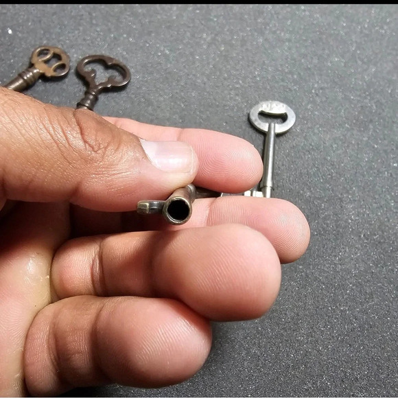 LOT OF 4 VINTAGE OPEN BARREL SKELETON KEYS BOW FANCY ORNATE  ANTIQUE - Picture 8 of 11